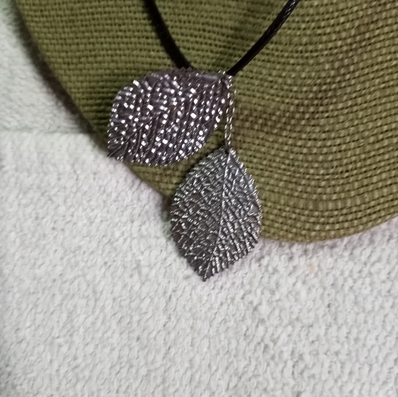 Silvertone leaves leaf 🍃 Necklace on black cord - Picture 3 of 5